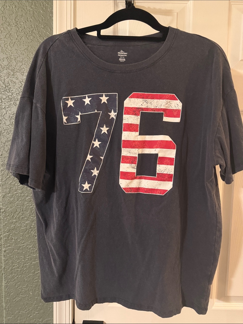 Vintage-Inspired Navy Women's Short Sleeve Tee with '76' American Flag Graphic